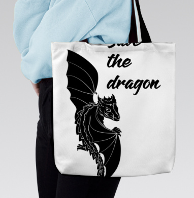 Милый черный дракон с крыльями ползет по футболке Save the dragon, Сумка с ручкой и внутренним карманом на молнии