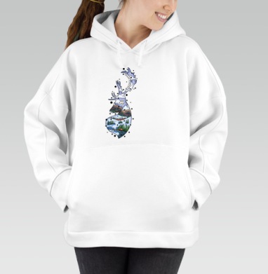 Зимний лесной олень с домом внутри силуэта оленя, Толстовка / Женская/ Оверсайз / Начес / Белая / C принтом