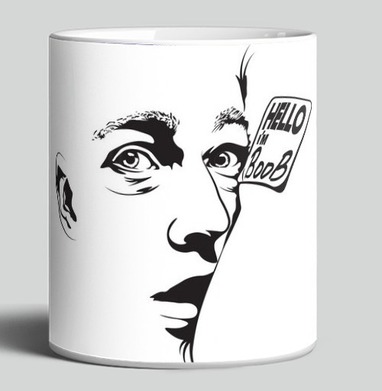 Загадочный человек с ироничной биркой привлекает взгляды. - kunta printshop