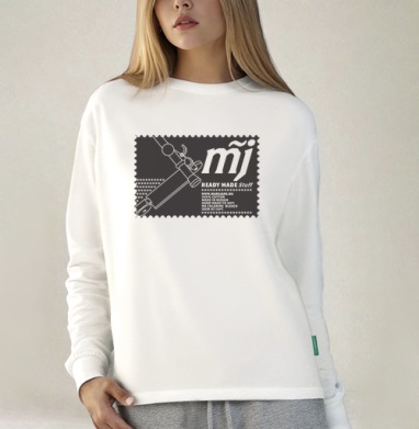 Стилизованный автомат Калашникова с логотипом MJ и надписями READY MADE Stuff, Футболка лонгслив женская белая