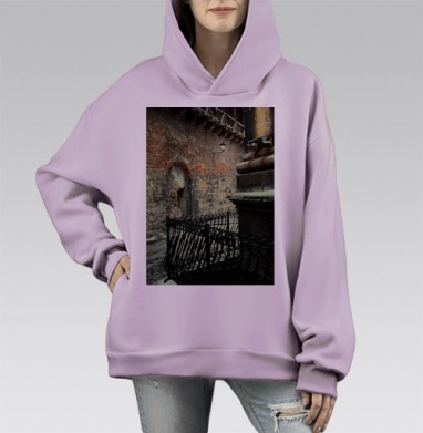 Мрачная улочка старого города с атмосферой тайны, Hoodie Mono Fiolet, оверсайз, утепленная