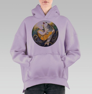 Мужчина держит рыбу в ярком эмоциональном сюжете, Hoodie Oversize Fiolet, утепленная